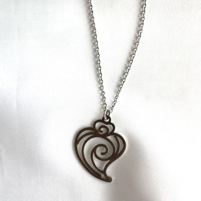 Colar com pendente de metal prateado em formato de coração estilizado
