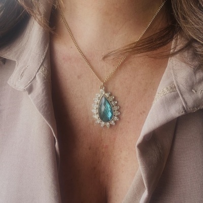 Colar com pendente em forma de gota azul rodeada por pedras brancas