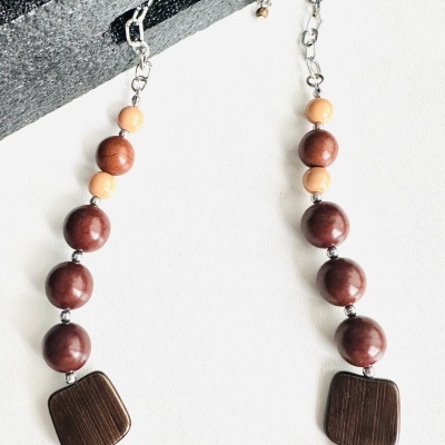 Colar com contas e elementos decorativos em madeira e metal