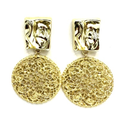 Brincos dourados com base retangular e discos redondos filigranados.