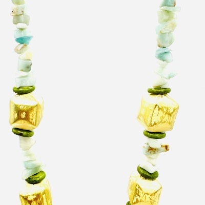 Colar com pedras azul-turquesa, contas douradas hexagonais e contas verdes redondas