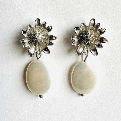 Brincos com flor prateada e pendente em madre-pérola