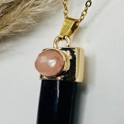 Colar com pendente em forma de dente e pedra oval rosa