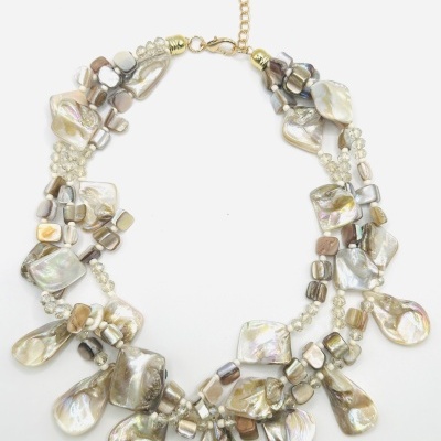 Colar com pedras naturais de várias formas e cores claras com fecho dourado