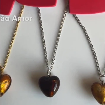 Colares com pendentes em forma de coração da Coleção Amor