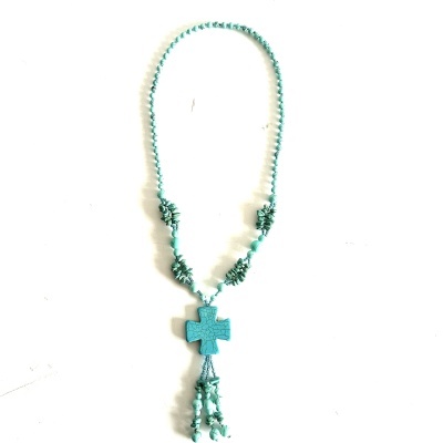 Colar azul turquesa com pendente em forma de cruz e franjas