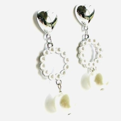 Brincos prateados com coração, círculo e gotas brancas