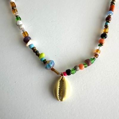 Colar colorido com contas variadas e pendente concha dourada