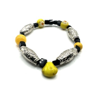Pulseira com contas metálicas prateadas, contas pretas quadradas e contas amarelas floridas