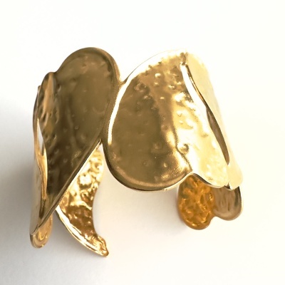 Pulseira dourada larga com textura martelada e recortes