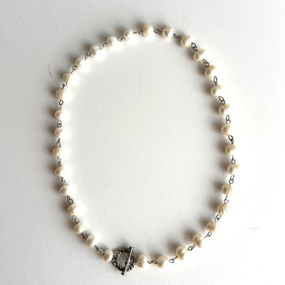 Colar de pérolas brancas e metal prateado com fecho de toggle