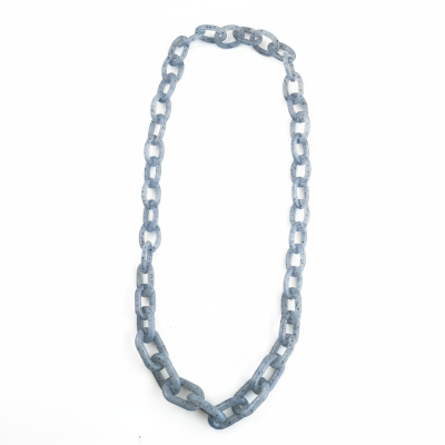 Colar de acrílico cinzento com elos pontilhados