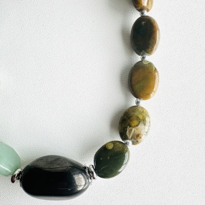 Colar de contas ovais em diferentes tons de verde, castanho e preto