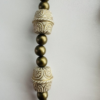 Colar com contas verdes metálicas e contas brancas decoradas