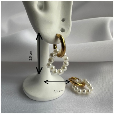 Par de brincos argola dourada com pérolas brancas em suporte branco