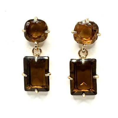 Brincos com pedras castanhas e metal dourado