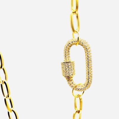 Corrente dourada com fecho mosquetão cravejado