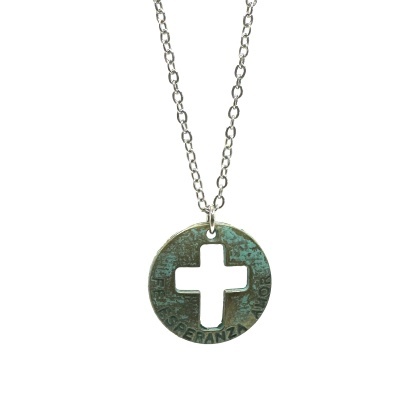 Colar prateado com pendente redondo de metal verde envelhecido com cruz vazada.