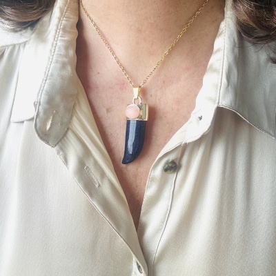 Colar com pendente azul escuro e esfera cor-de-rosa em corrente dourada