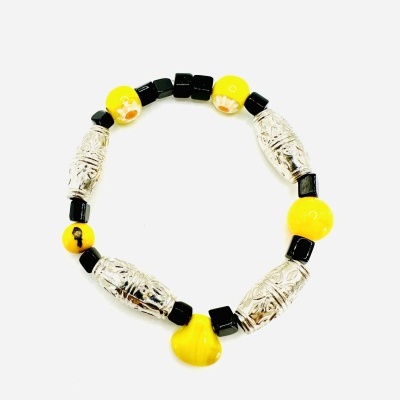 Pulseira elástica com contas amarelas, pretas e prateadas com padrões gravados