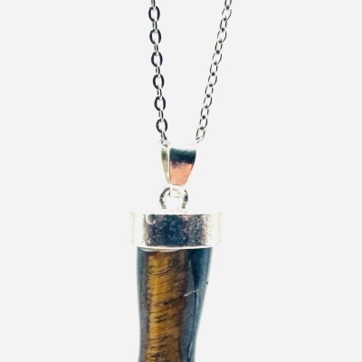 Colar com pendente de pedra marrom e preto e corrente prateada