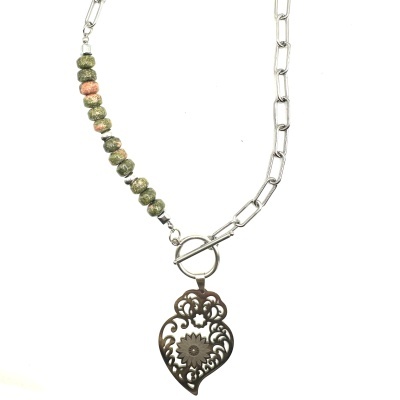 Colar com corrente prateada, contas verdes e rosadas, fecho circular e pendente em forma de coração com padrão floral.