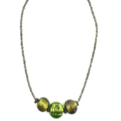 Colar com contas pequenas prateadas e contas maiores douradas e verde translúcidas no centro