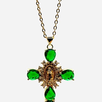 Colar dourado com pendente em cruz e pedras verdes