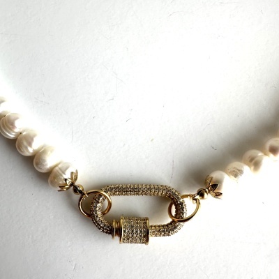 Colar de pérolas brancas com fecho dourado em forma oval com cristais