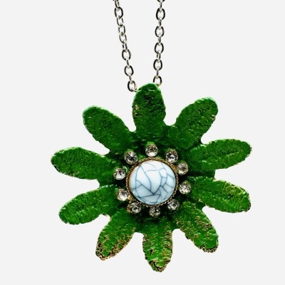 Colar com pendente flor verde com pedra branca e cristais