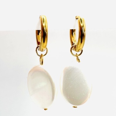 Brincos de argola dourada com pendente de pedra oval branca