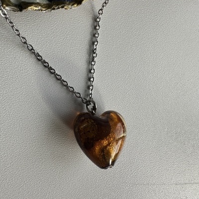 Colar com pendente em forma de coração castanho metálico e corrente prateada