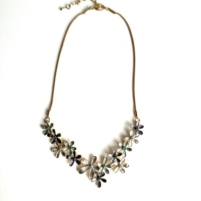 Colar com flores metálicas douradas e prateadas