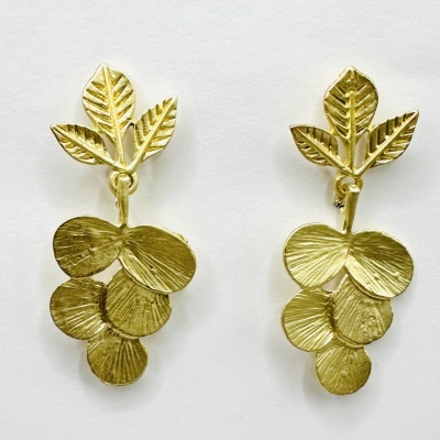 Brincos dourados com design de folhas detalhadas