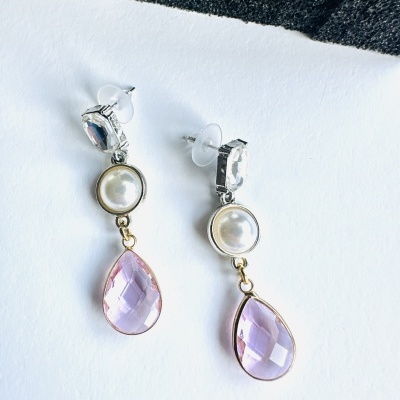 Brincos pendentes com pérolas e gotas de cristal cor-de-rosa