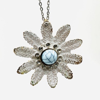 Colar com pendente floral prateado e pedra azul