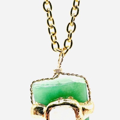 Colar com pendente verde em forma de dente e corrente dourada