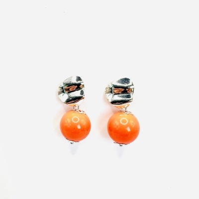Brincos prateados com bola laranja pendente
