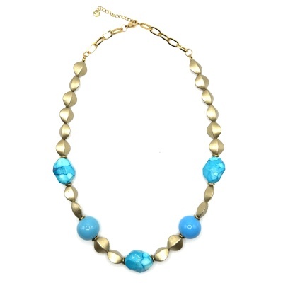 Colar com contas azuis e peças metálicas douradas mates
