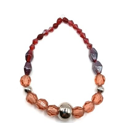 Colar com contas rosa e conta metálica prateada ao centro