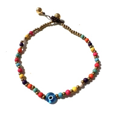 Pulseira colorida com contas pequenas e uma conta maior azul com padrão de olho.