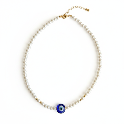 Colar de pérolas brancas com pendente de olho azul