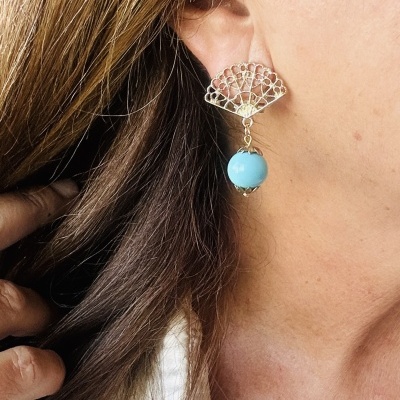 Brinco dourado com leque e esfera azul clara