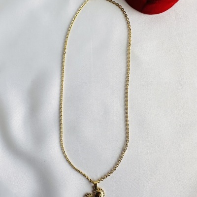 Colar dourado com pendente em forma de coração e flor vermelha de tecido