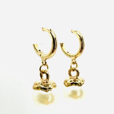 Brincos dourados com pérola pendente