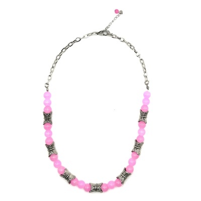 Colar de contas rosa com elementos metálicos prateados