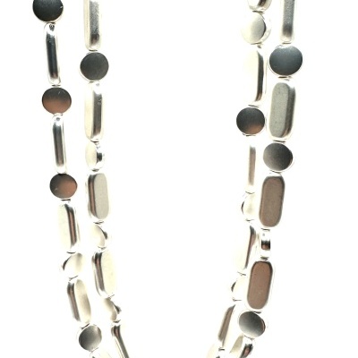 Colar prateado com contas redondas e alongadas