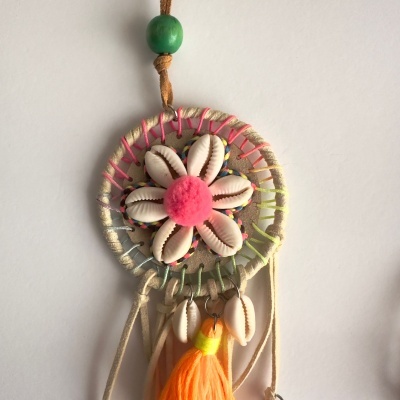 Colar ou pendente artesanal com búzios, pompom e tassel