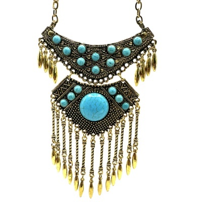 Colar boho com pedras turquesa e pendentes dourados