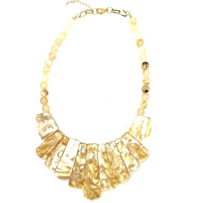 Colar com contas redondas bege e douradas e placas marmoreadas esbranquiçadas.